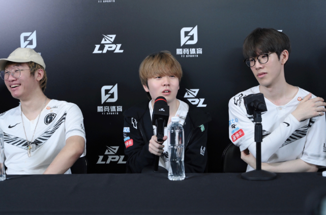 而媒体的 而媒体的